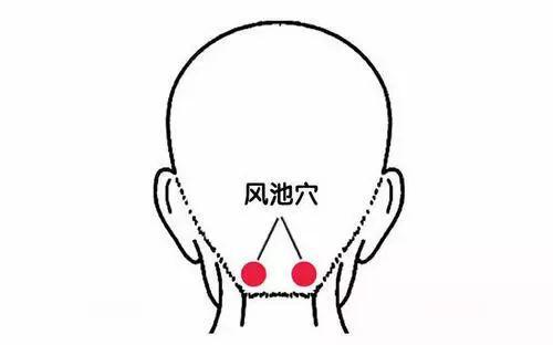 若疼痛发生在头两侧,即耳朵上部,就在胆经按摩,例如胆经的风池穴