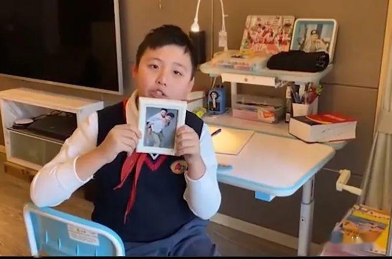 张文宏儿子的信等春来盼您归老爸硬核他的儿子也不会怂