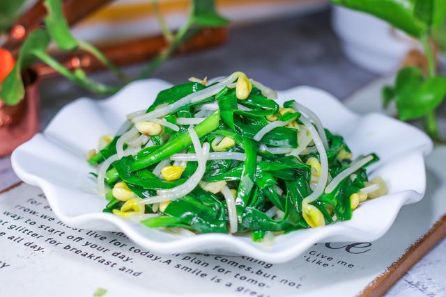 食材:韭菜,黄豆芽,蒜末,鱼露,食盐,食用油 做法: 1,韭菜清洗干净,切