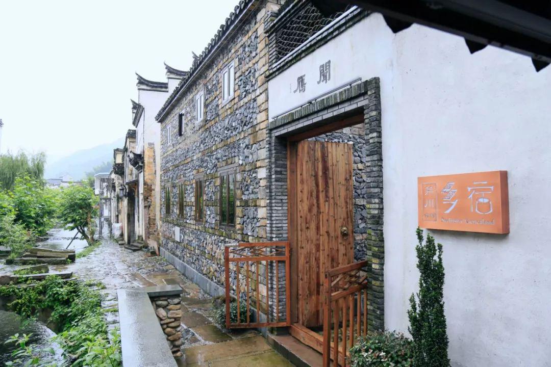 而剧中的这家民宿,实际上位于千岛湖深处一个有着750多年历史的古村