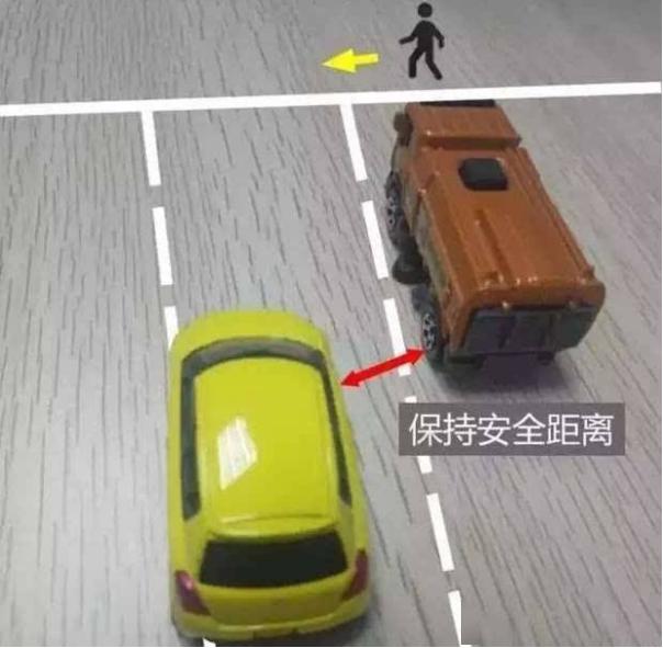 「邻家」痛心!妈妈过马路扶邻家摔倒儿童 2岁女儿尾随被撞身亡