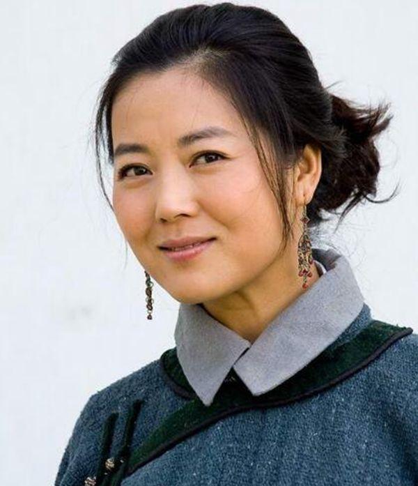 农村剧女王王茜华:曾被梅婷抢角,49岁演傻白甜,胖到衬衫快崩开
