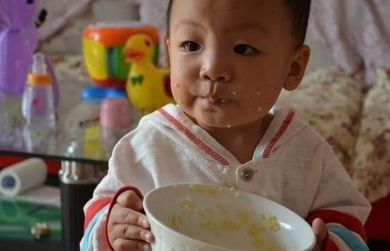 「孩子」孩子喝有助于脾胃好，少生病，个头蹿给娃煮汤别忘记放点“它”