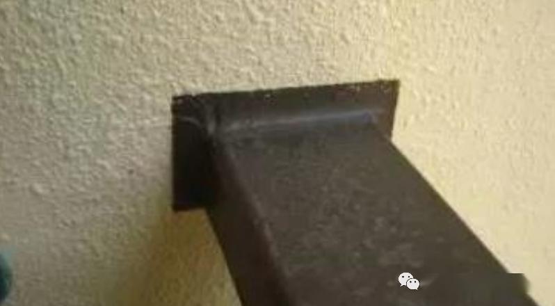 1,栏杆周边范围涂料平整,目测无明显凹凸不平;栏杆墙面收口交付观感
