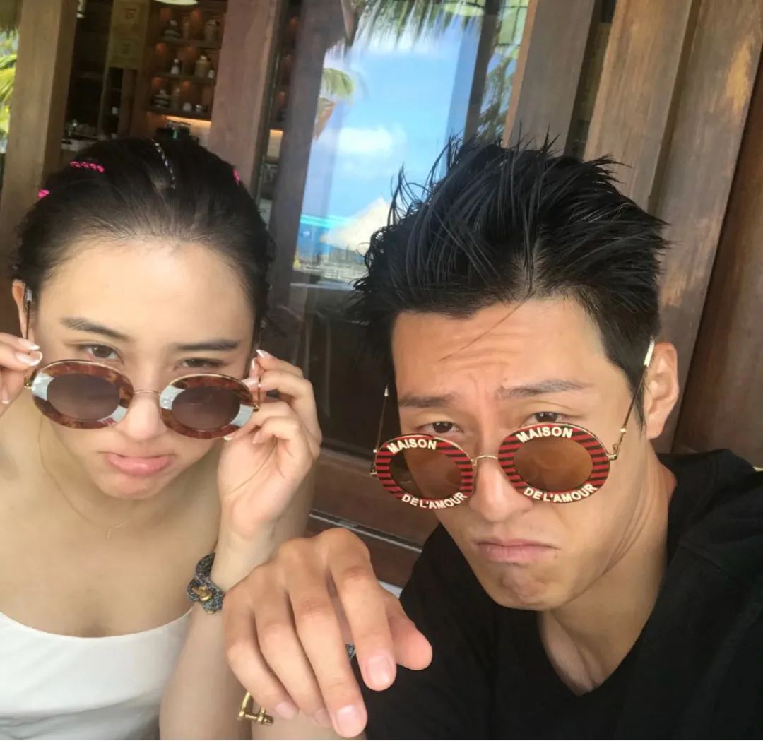 赌王女儿何超莲颜值不低！窦骁晒偷拍照颜值能