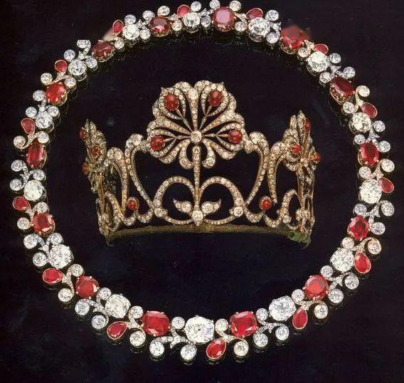 俄罗斯皇室奢华珠宝库下象征王权的皇冠见证逐渐褪去的浮华