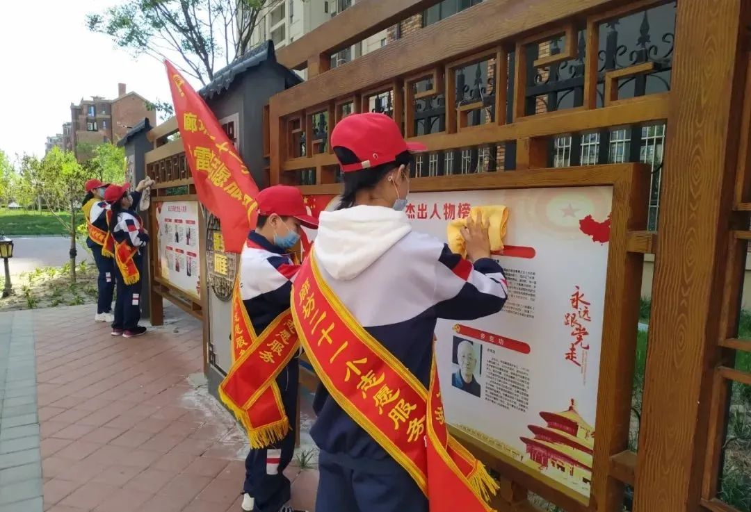 活动中,学生们自发组成文明志愿小队,按照就近就便原则,在小区内开展