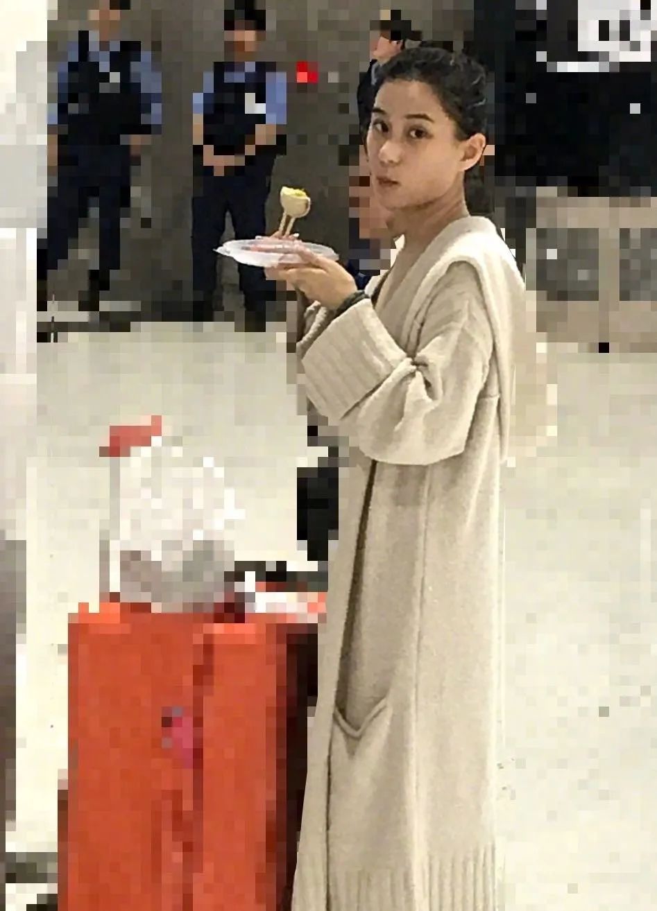 赌王女儿何超莲颜值不低！窦骁晒偷拍照颜值能