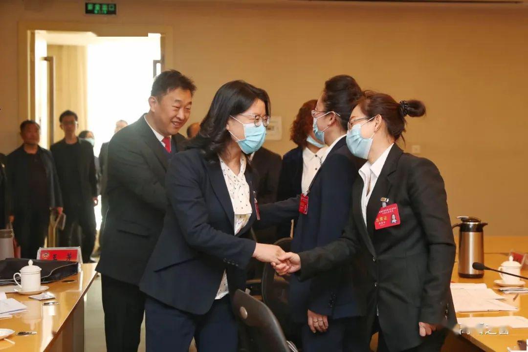 聚焦两会区委书记张潞萍看望政协委员参加分组讨论