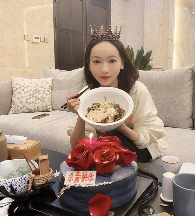 于正晒吴谨言新剧造型，撞脸“红皇后”，网友
