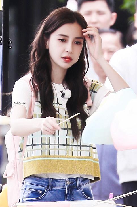 跑男录制被网友偶遇，baby背粉色书包与蔡徐坤同