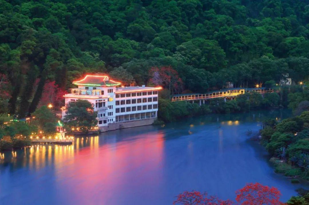 广东温泉宾馆"湖滨大楼"属于60年代的岭南建筑,坐落于流溪河畔,其内