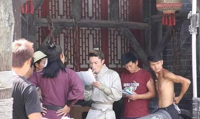 张艺兴与朋友现身上海聚会，身穿黄色外套十分