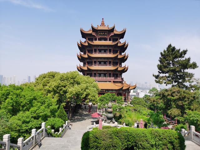 恢复开放的黄鹤楼见证武汉复苏