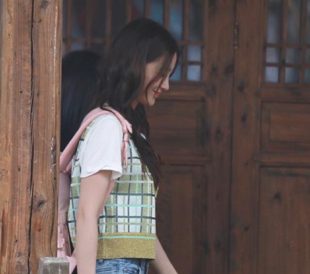 跑男录制被网友偶遇，baby背粉色书包与蔡徐坤同