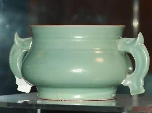 八图系南宋官窑博物馆经修补复原的青瓷官窑杯,无纹片,釉胎与七图