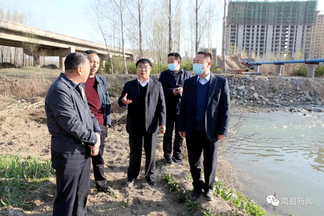 岚县:乔云在东村镇调研指导并对岚河东村段进行巡河