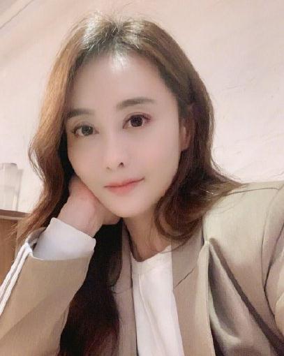 46岁陈德容离婚，结婚8年不要小孩，肤白貌美还