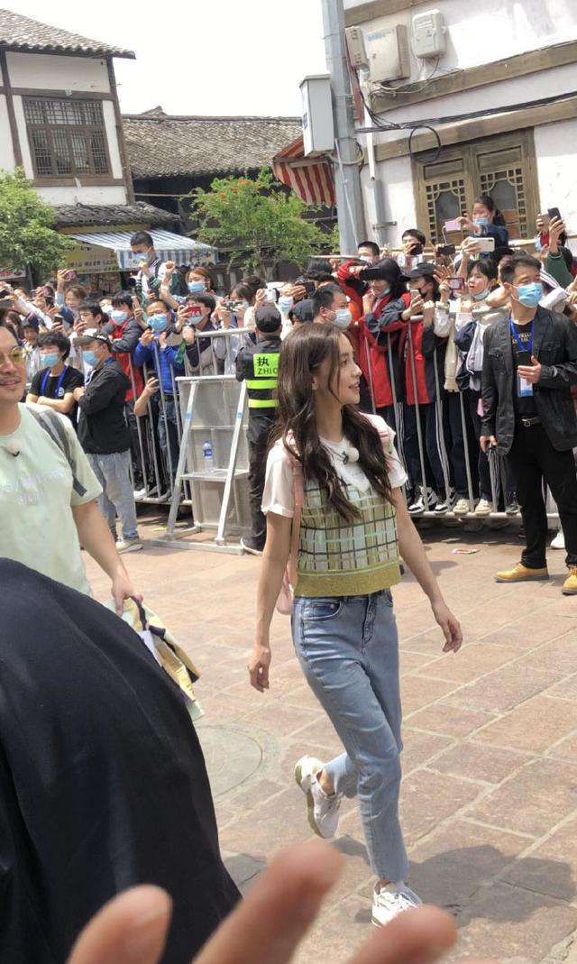 跑男录制被网友偶遇，baby背粉色书包与蔡徐坤同