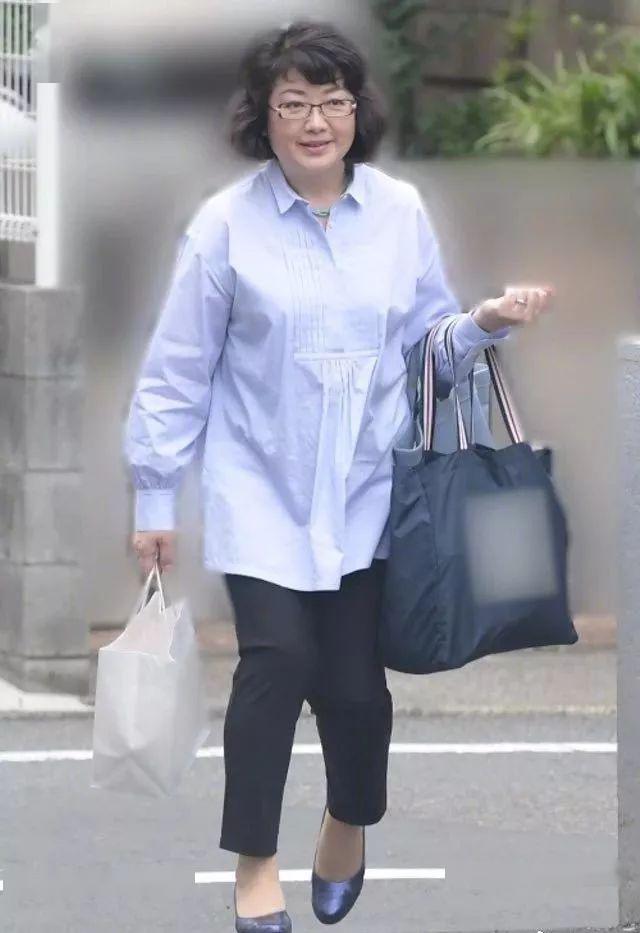 60岁山口百惠街拍照岁月从不败美人优雅老去是人生最大的福分