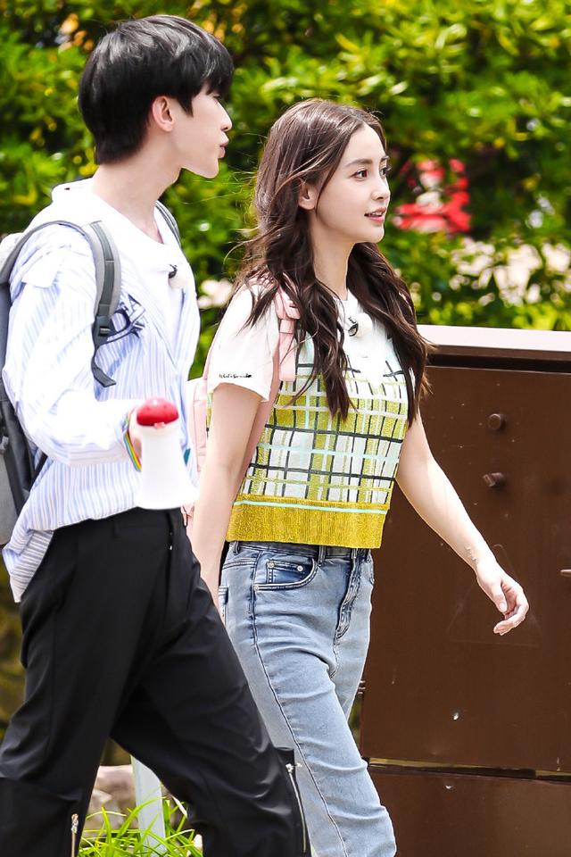 跑男录制被网友偶遇，baby背粉色书包与蔡徐坤同