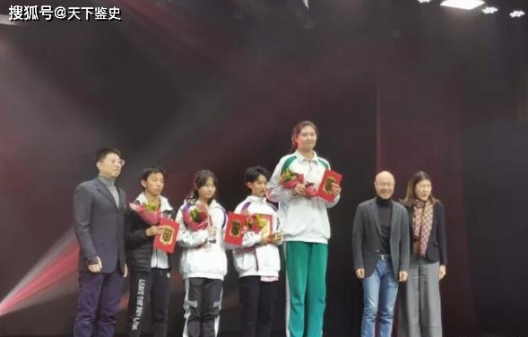 『张子』母亲之前是女篮国手女版姚明横空出世！只有12岁身高达2.21米