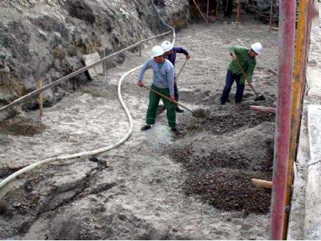 软土层较厚时,将基础下面一定范围内的软土挖去,代之以人工填筑的垫层