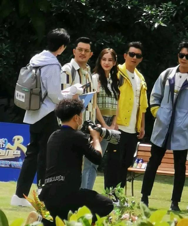 跑男录制被网友偶遇，baby背粉色书包与蔡徐坤同