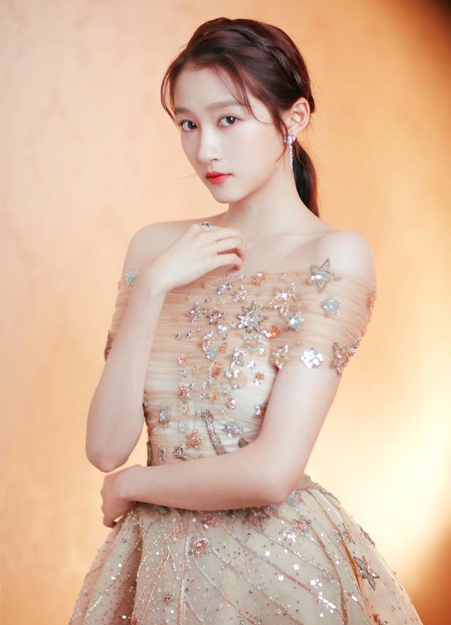 关晓彤的甜美系穿搭,青春少女感十足