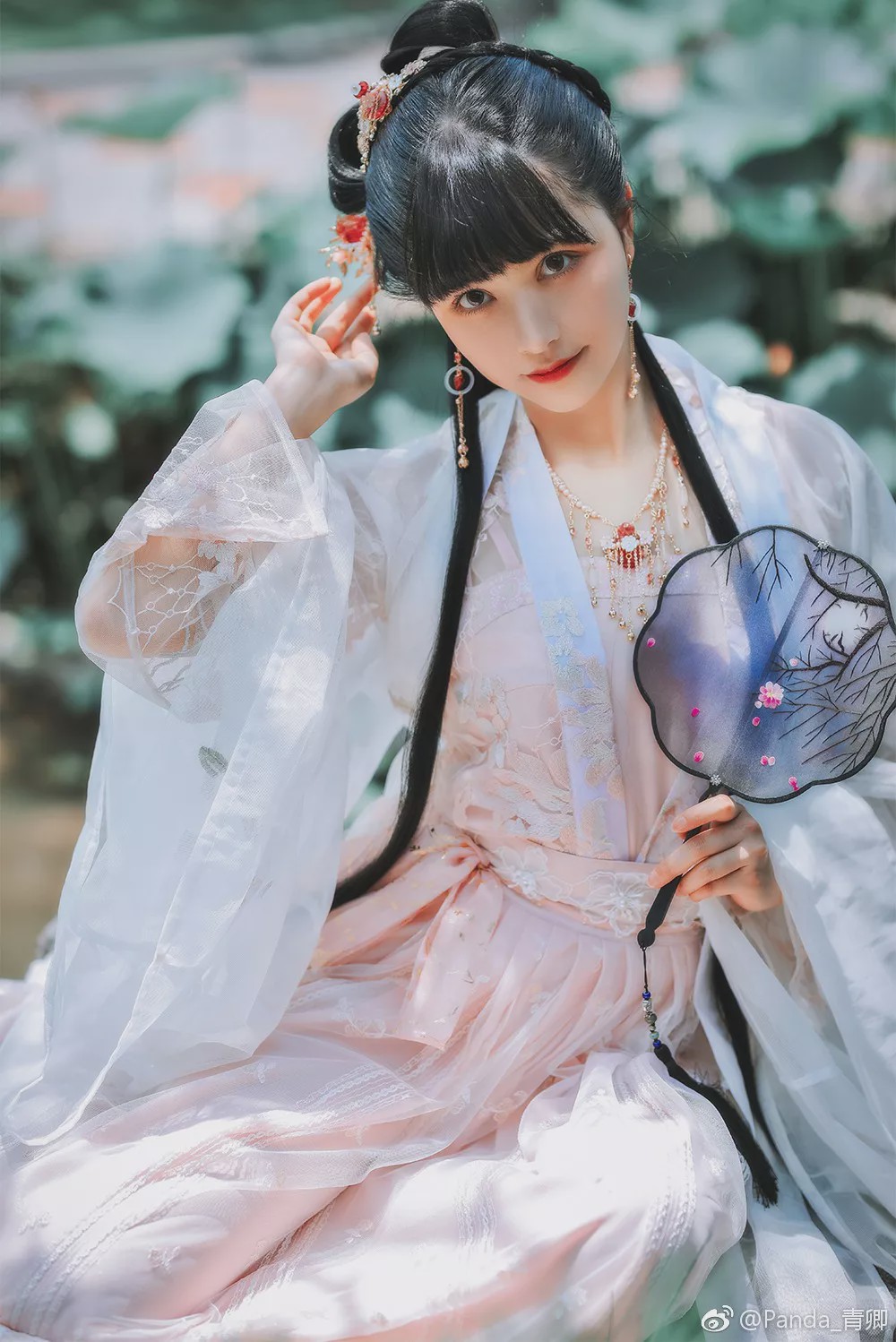 汉服小仙女笑隔荷花共人语