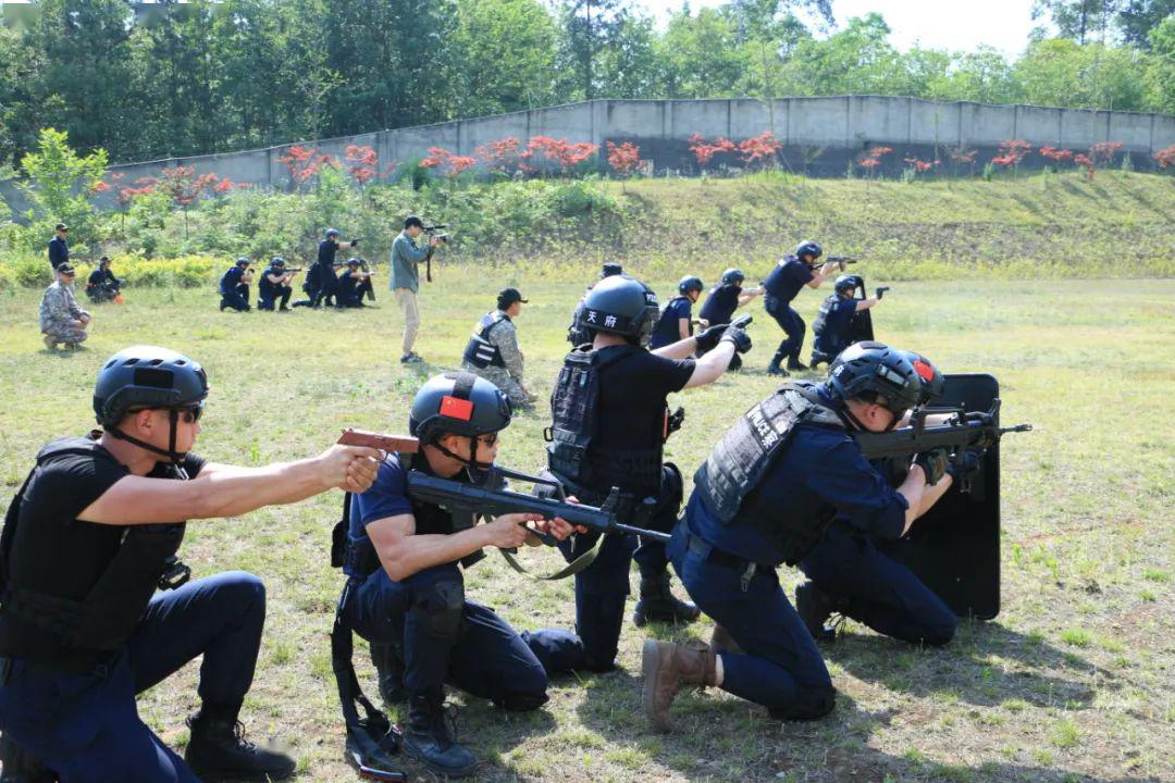 天府公安带你"上战场"_战术训练