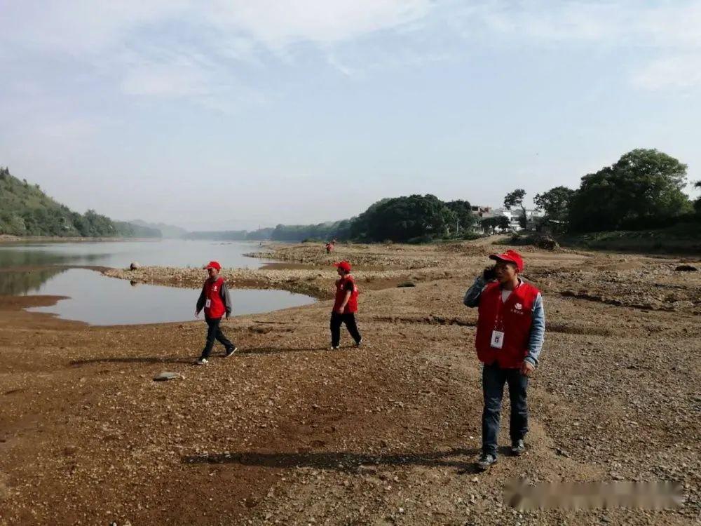 死者姚某某胜利村人 男,13岁左右 是一名学生 结伴去附近河边玩 正值