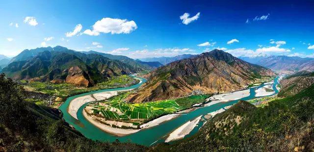 国土美丽而富饶,山河雄壮而多姿.