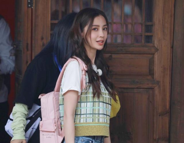 跑男录制被网友偶遇，baby背粉色书包与蔡徐坤同