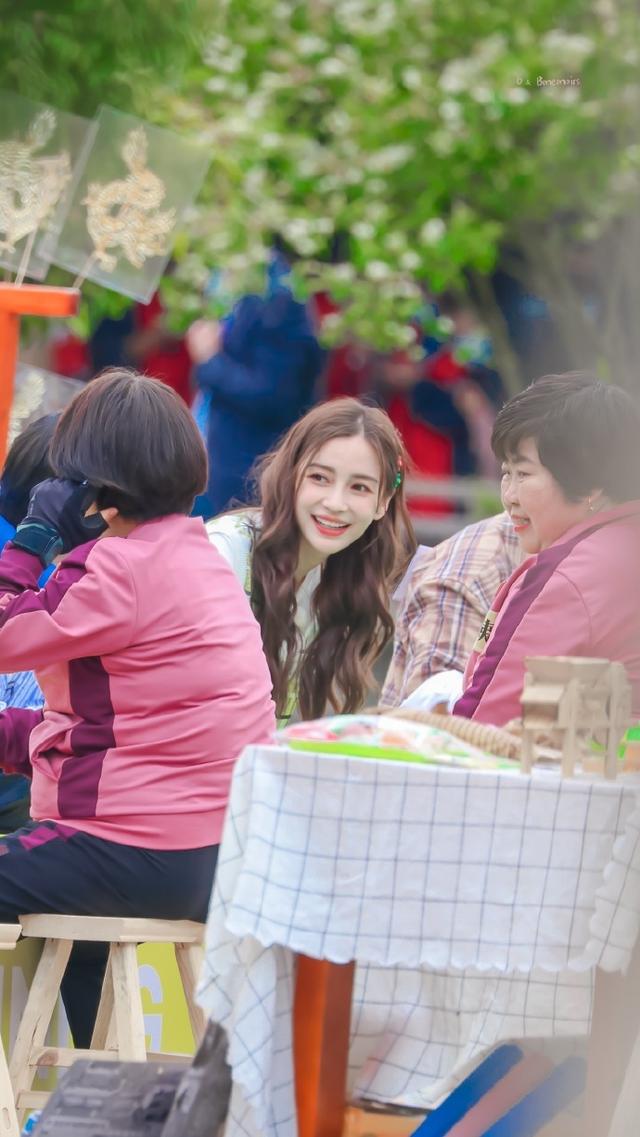 跑男录制被网友偶遇，baby背粉色书包与蔡徐坤同