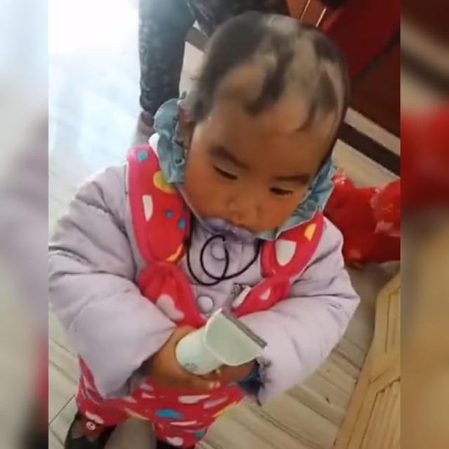 宝宝■成品发型如“足球”，网友看了忍不住：哈哈哈小男孩自己剃头