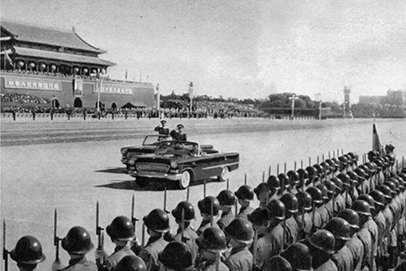 1959年10月1日,在国庆十周年阅兵式上,红旗检阅车首次亮相.