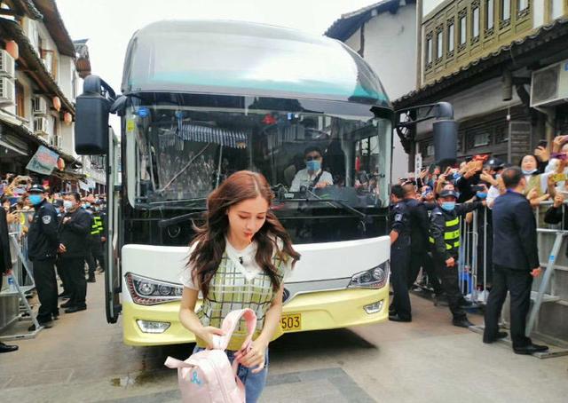 跑男录制被网友偶遇，baby背粉色书包与蔡徐坤同