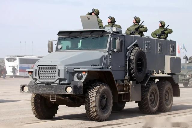 我们最常看到的两款俄军装甲车是:高机动型的虎式装甲车和以运输能力