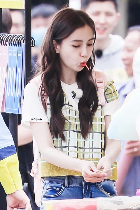 跑男录制被网友偶遇，baby背粉色书包与蔡徐坤同