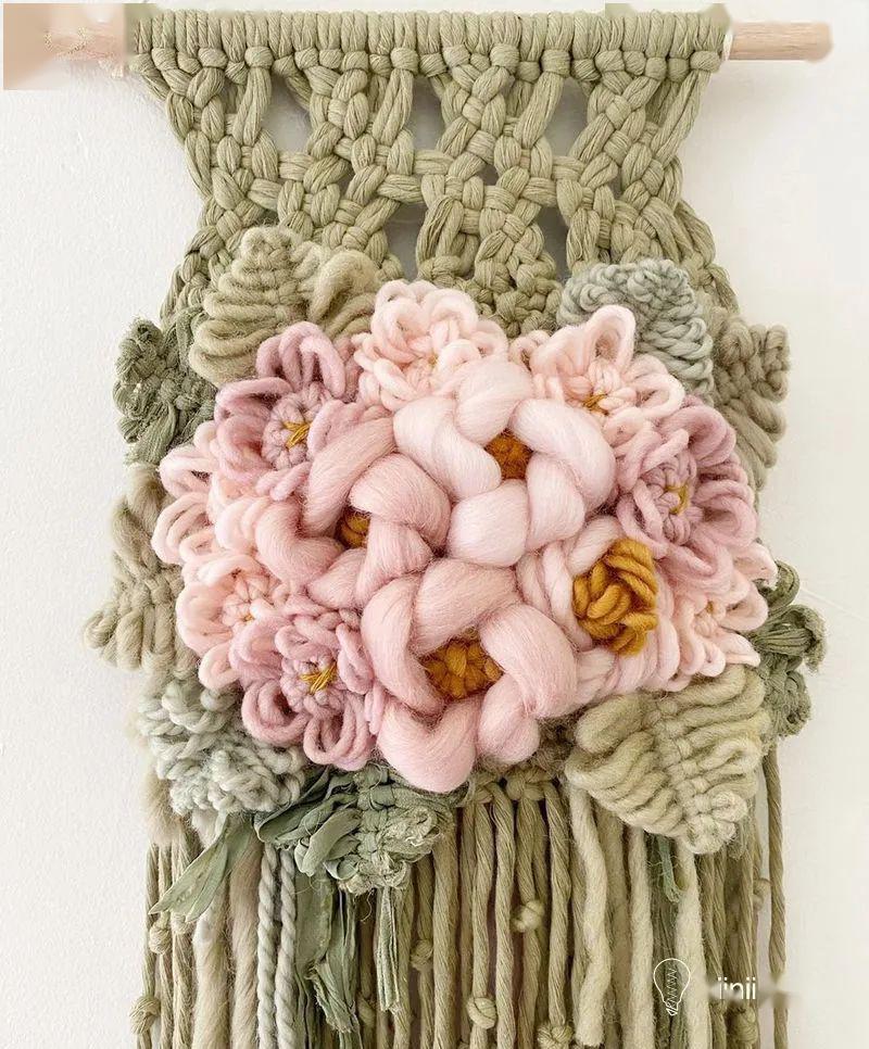 盛开在编织挂毯里的花朵