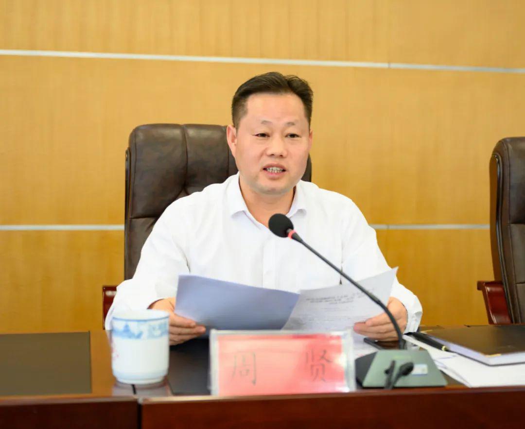 县委副书记周贤同志代表县委,县人民政府向受表彰的