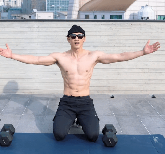 这钢铁身材绝了!rain举哑铃健身超大胸肌吸睛