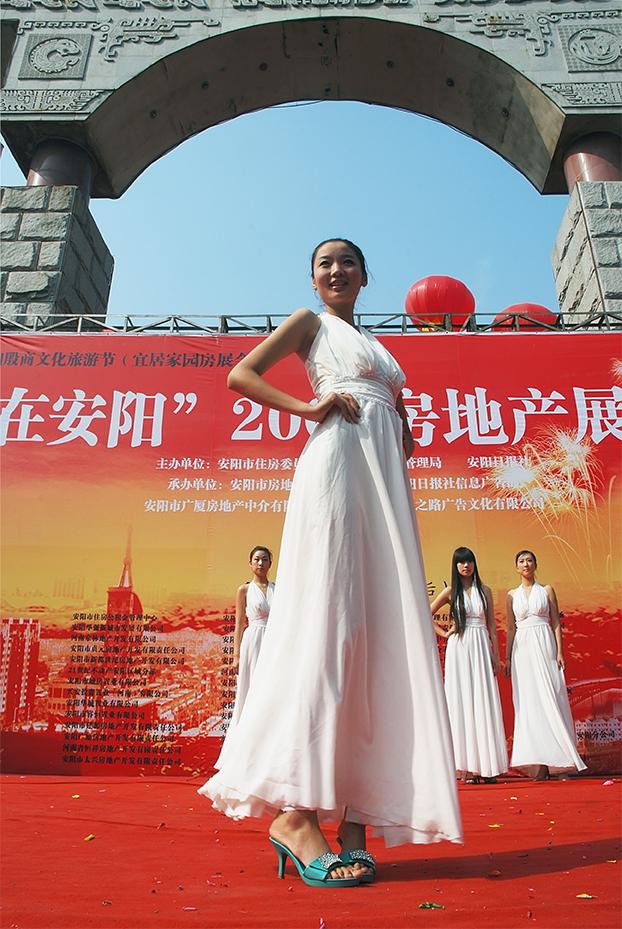 手中的相机更是啪啪不停的捕捉着一个个美丽的镜头