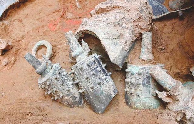 全村300人一起盗墓,流水线作业挖掘文物卖钱,却还是漏