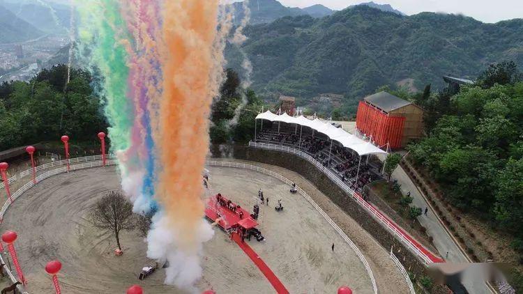 庆典活动在陕西省平利县马盘山生态农业观光园马术俱乐部(马场)举行