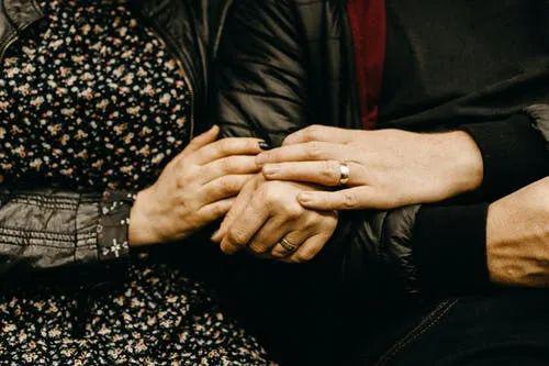 夫妻为什么越过越没感觉 9a774553d26c439f8f496bd2a10b76cd.jpeg