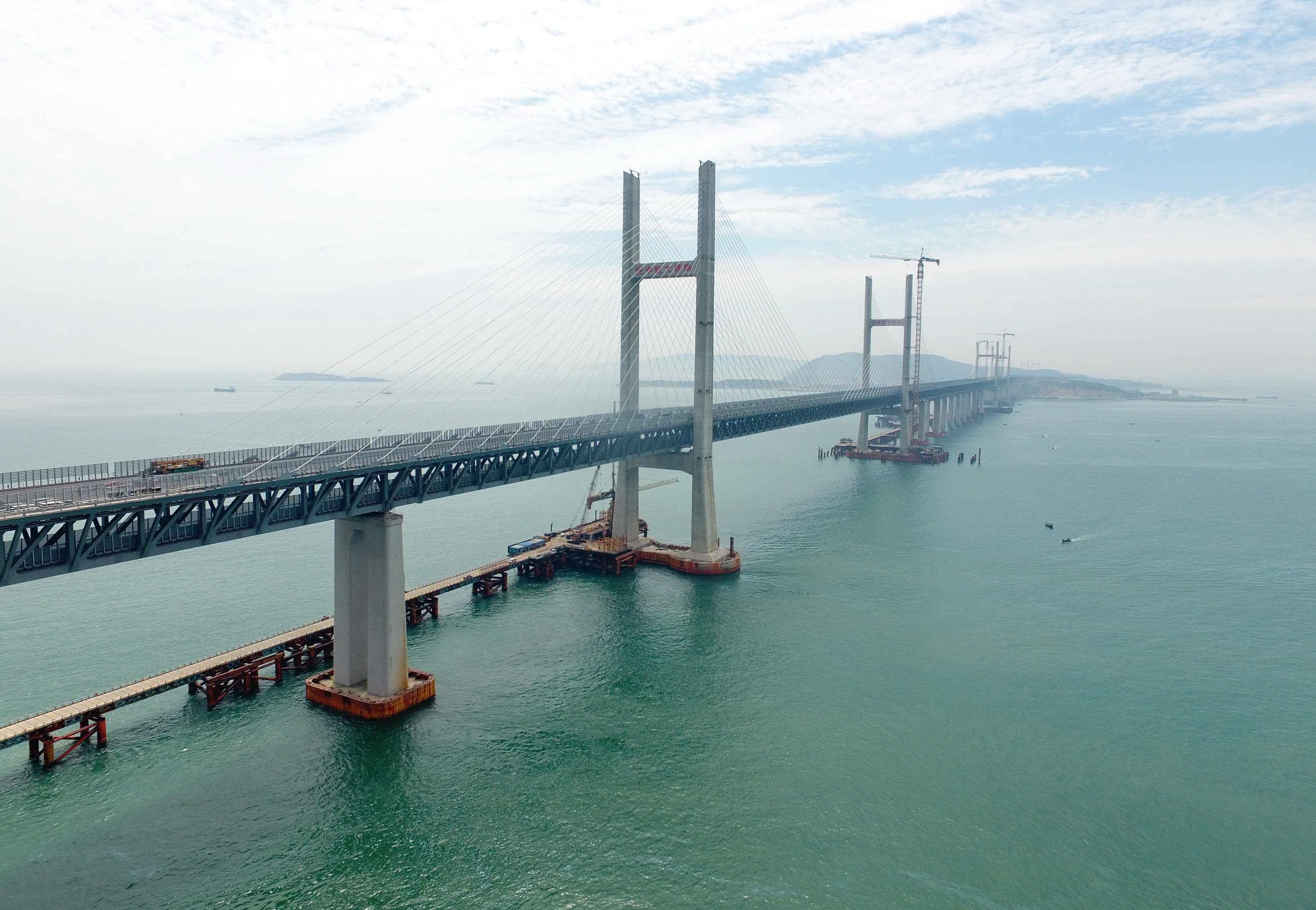 平潭海峡公铁大桥建设忙