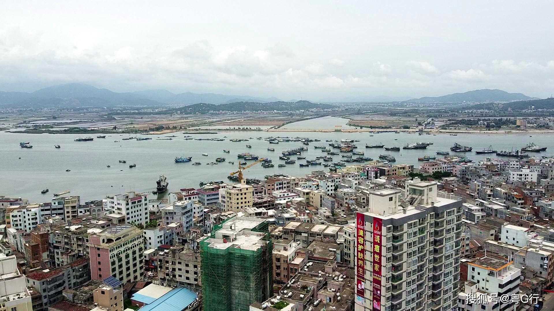 横跨海峡的大桥,航拍视角下的小渔港茂名市博贺镇