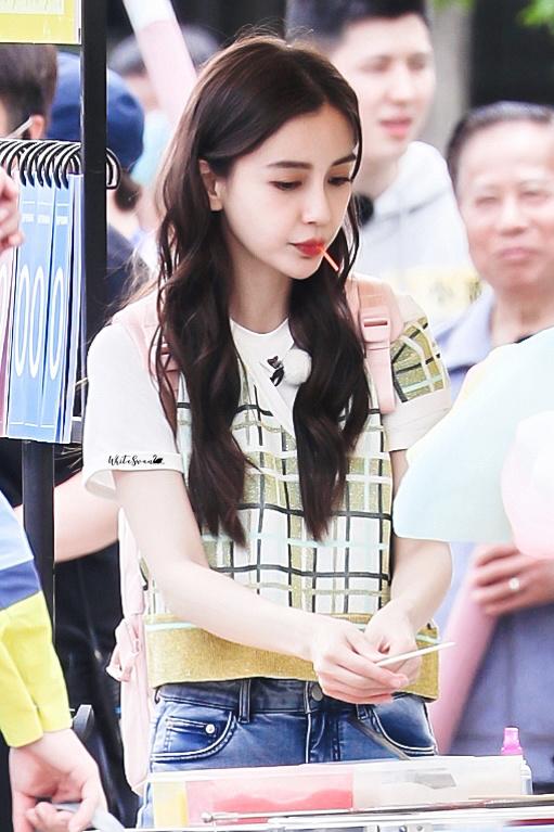 跑男录制被网友偶遇，baby背粉色书包与蔡徐坤同